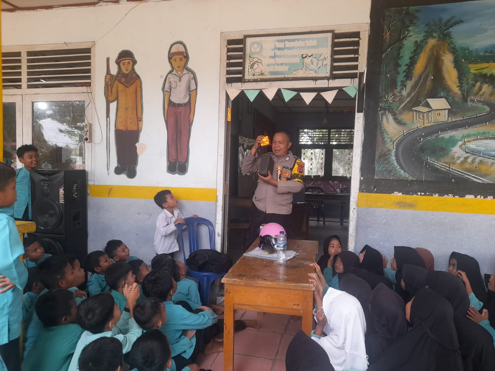 Polisi Kenalkan Rambu-Rambu Lalu Lintas Sejak Dini di SDN 03 Koto Besar Dharmasraya