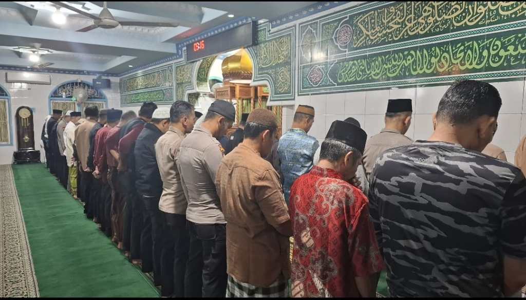Personel Polres Padang Panjang Laksanakan Gerakan Subuh Berjamaah Bersama&nbsp;Masyarakat