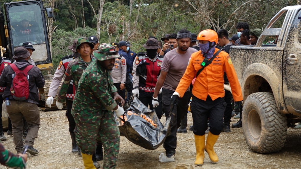 Hari Ke-5 Penanganan Banjir Bandang, Karo Ops Polda Papua Barat Tinjau Lokasi Bencana di Pegunungan&nbsp;Arfak