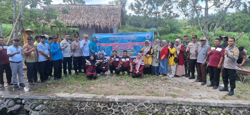 Dalam Rangka Dukung Ketahanan Pangan di Kabupaten Pasbar, Kapolsek Kinali Hadiri Panen Raya Budidaya Ikan Air&nbsp;Tawar