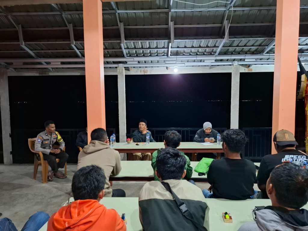 Polisi Hadir sebagai Pelopor Mediasi, Bhabinkamtibmas Hadiri Musyawarah Nelayan di Sungai&nbsp;Batang