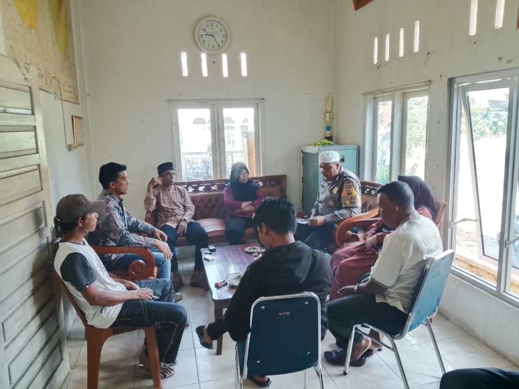 Dekat dengan Warga, Tegas pada Premanisme: Bhabinkamtibmas Solok Selatan Bangun Rasa Aman Lewat Edukasi dan&nbsp;Silaturahmi