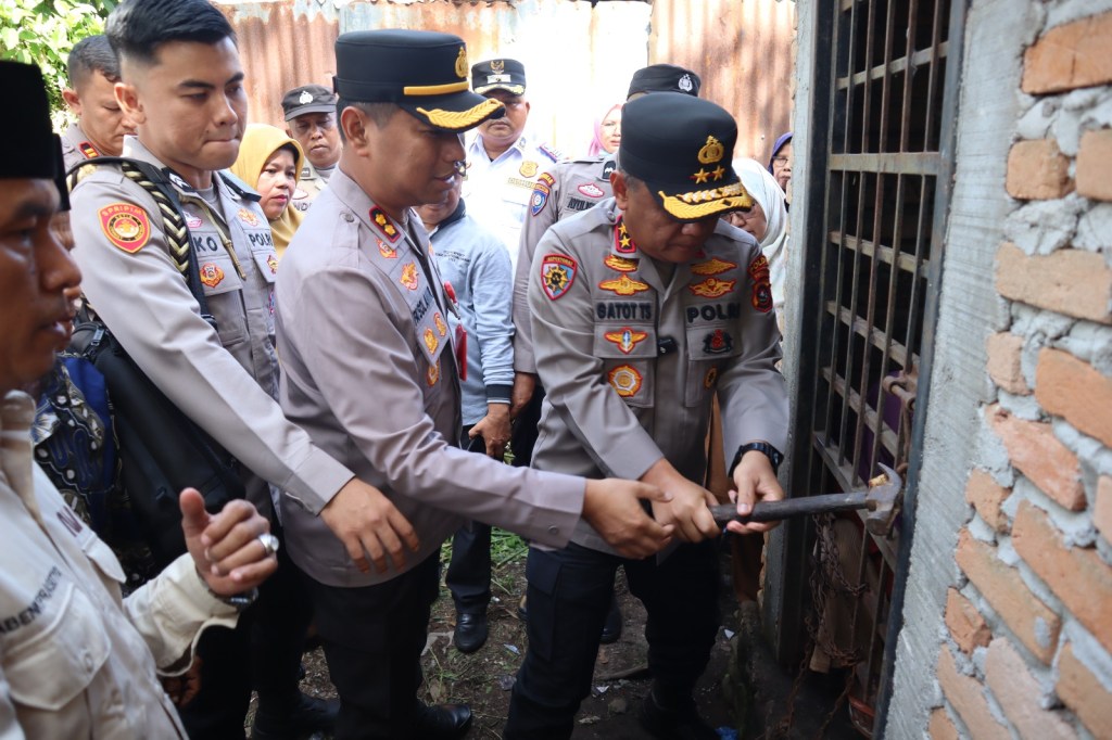 Penuh Empati ke Sesama, Kapolda Sumbar Bebaskan ODGJ yang Dipasung Belasan Tahun di Lubuk&nbsp;Alung