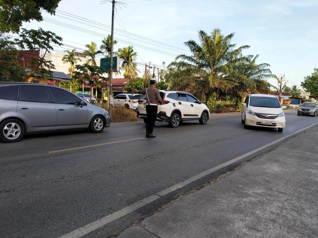 Personel Satlantas Polres Dharmasraya Lakukan Pengaturan Lalu Lintas di Simpang SD IT Kampung Baru, Atasi Kemacetan Pagi&nbsp;Hari
