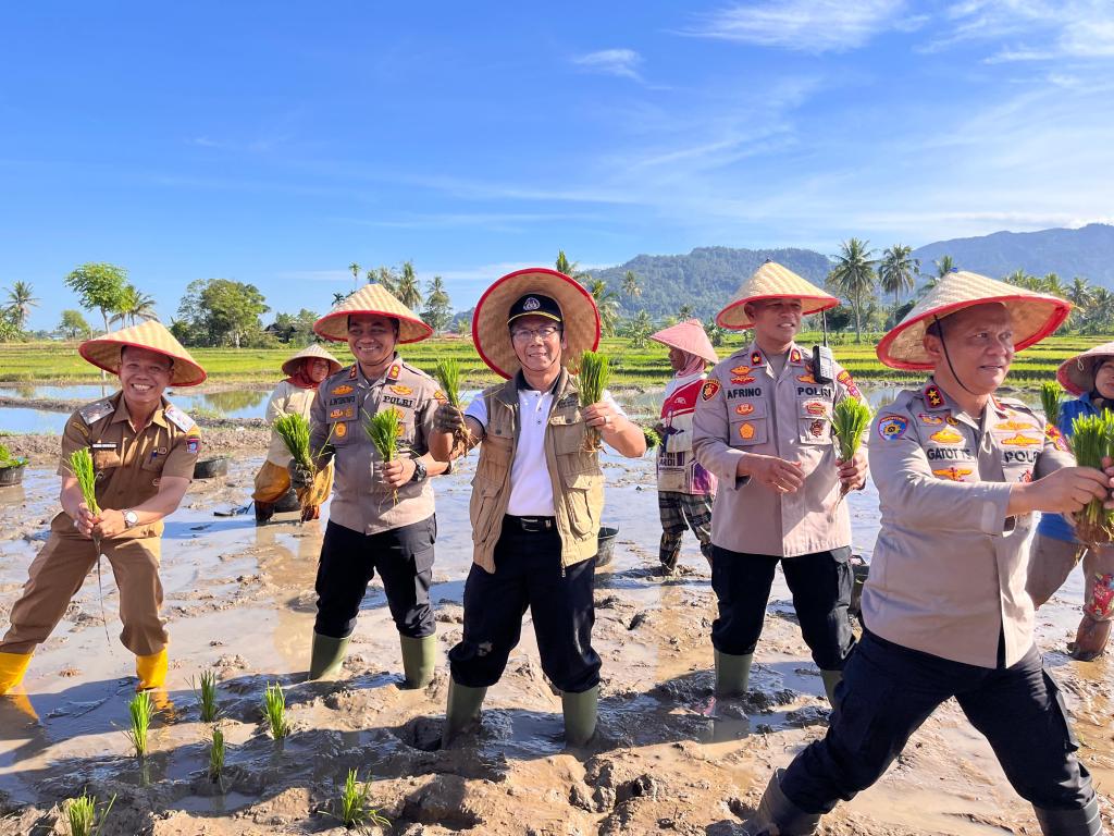 Kapolda Sumbar Tanam Padi Dukung Swasembada Pangan 2025 di Koto Tangah,&nbsp;Padang