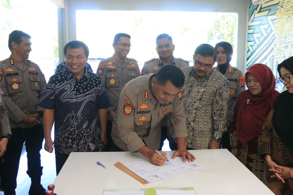 Polda Sumbar dan Fakultas Ilmu Budaya Unand Tandatangani Kerjasama Lomba Karya Tulis HUT Bhayangkara&nbsp;ke-79