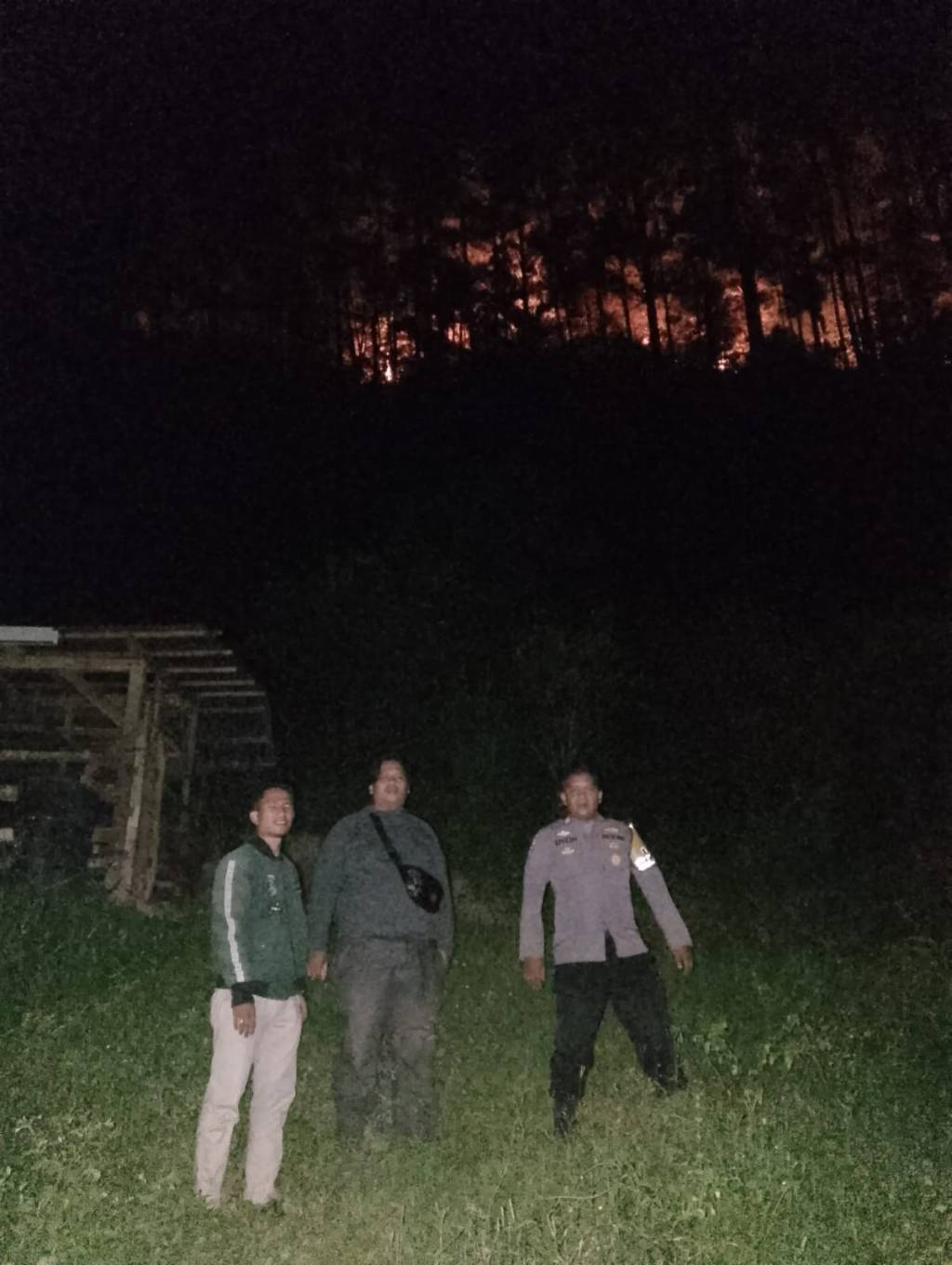 KASAT&nbsp; SAMAPTA POLRES 50 KOTA BERSAMA KAPOLSEK GUGUK TINJAU LANGSUNG LOKASI KEBAKARAN LAHAN DI NAGARI SIMPANG&nbsp;SUGIRAN