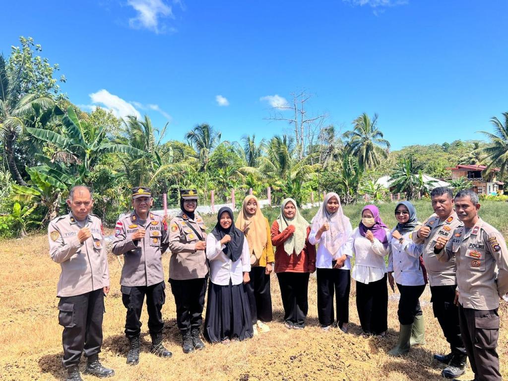 AKP Herlilna, Dampingi Pihak Terkait Pengecekan Lahan Ketahanan Pangan di Lingkungan Polsek&nbsp;Sipora