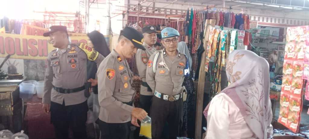 Judul Berita Menarik:”Polisi Hadir, Pasar Aman: Kapolsek KPGD Giatkan Patroli Antisipasi Premanisme di Pakan&nbsp;Rabaa”