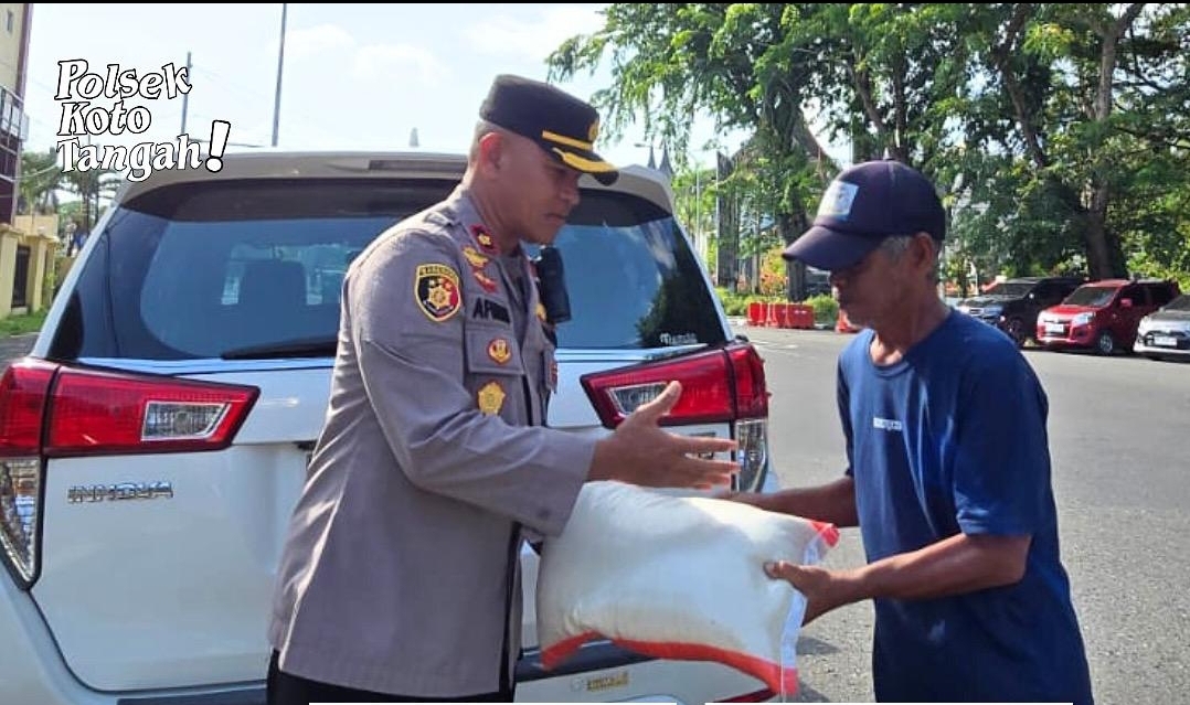 Peduli ke Sesama, Kapolsek Koto Tangah Serahkan Bantuan ke Warga yang Membutuhkan
