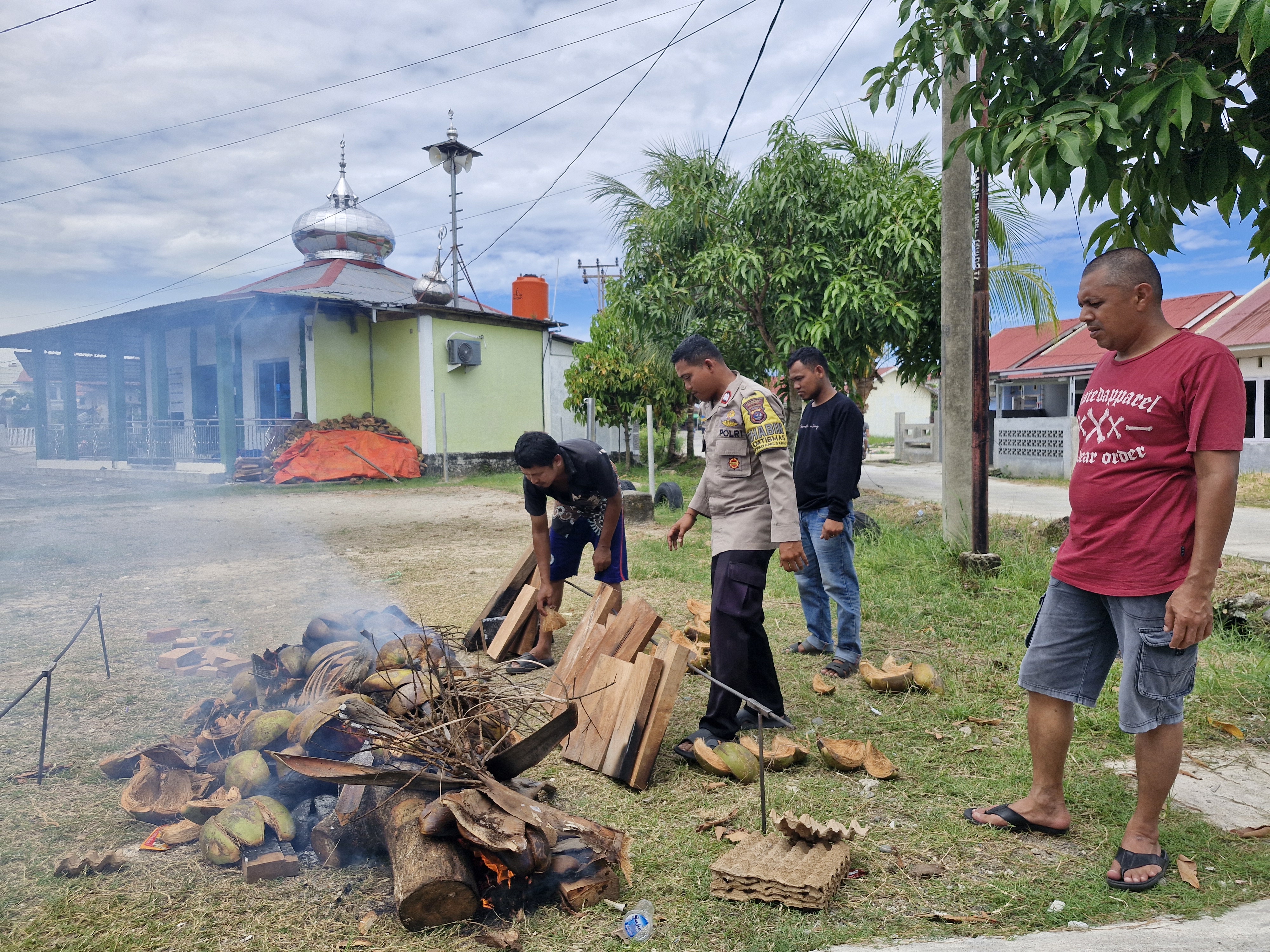Bhabinkamtibmas Budi Santoso Aktif Sambangi Warga Wisma Indah Lestari Tahap III untuk Jaga Kamtibmas