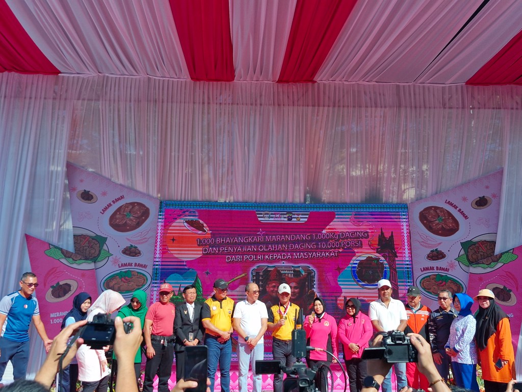 Polda Sumbar Ukir Sejarah, Masak 1 Ton Randang di Hari Bhayangkara&nbsp;ke-79