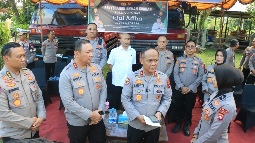 Kapolda Sumbar Serahkan Hewan Qurban untuk Polres Kepulauan&nbsp;Mentawai