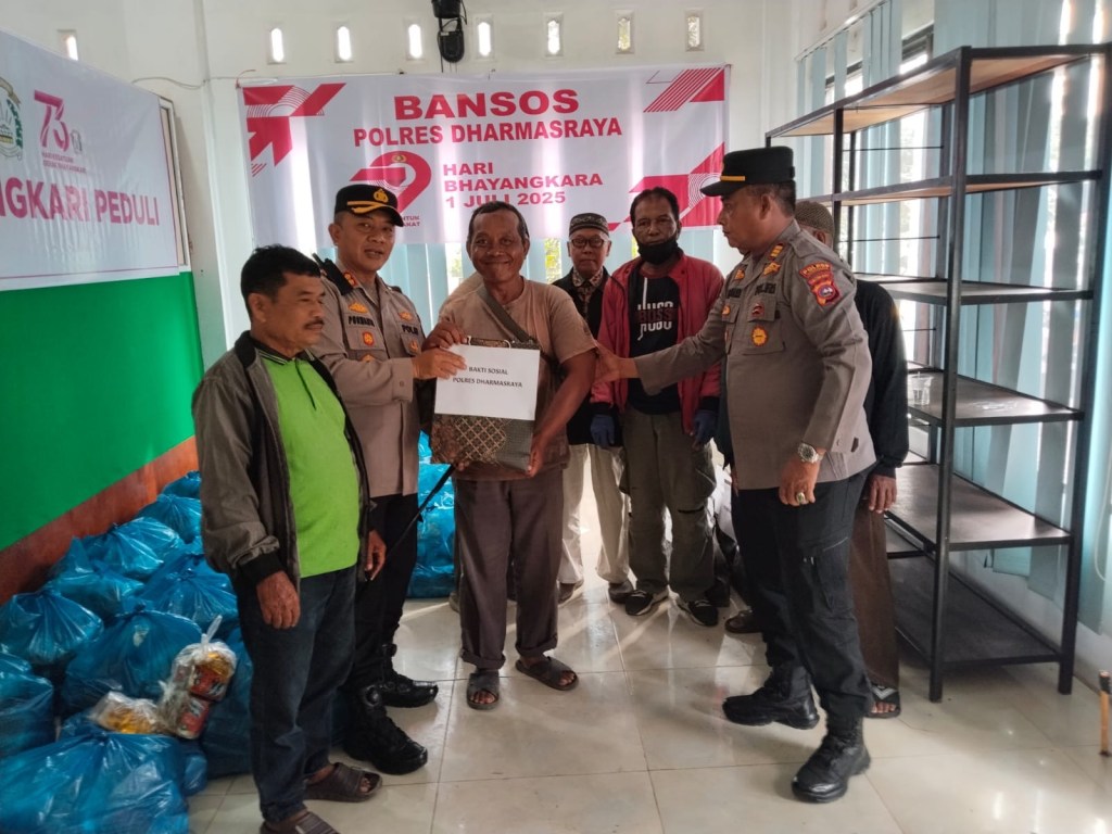Kapolres Dharmasraya Serahkan Bantuan Sosial di Lokasi Pengobatan Gratis&nbsp;Bhayangkari