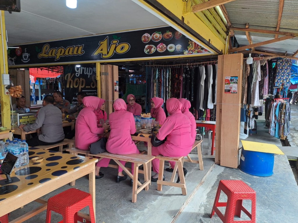 Kapolres Dharmasraya dan Ketua Bhayangkari Sarapan Pagi Bersama Warga di Warung&nbsp;Sederhana