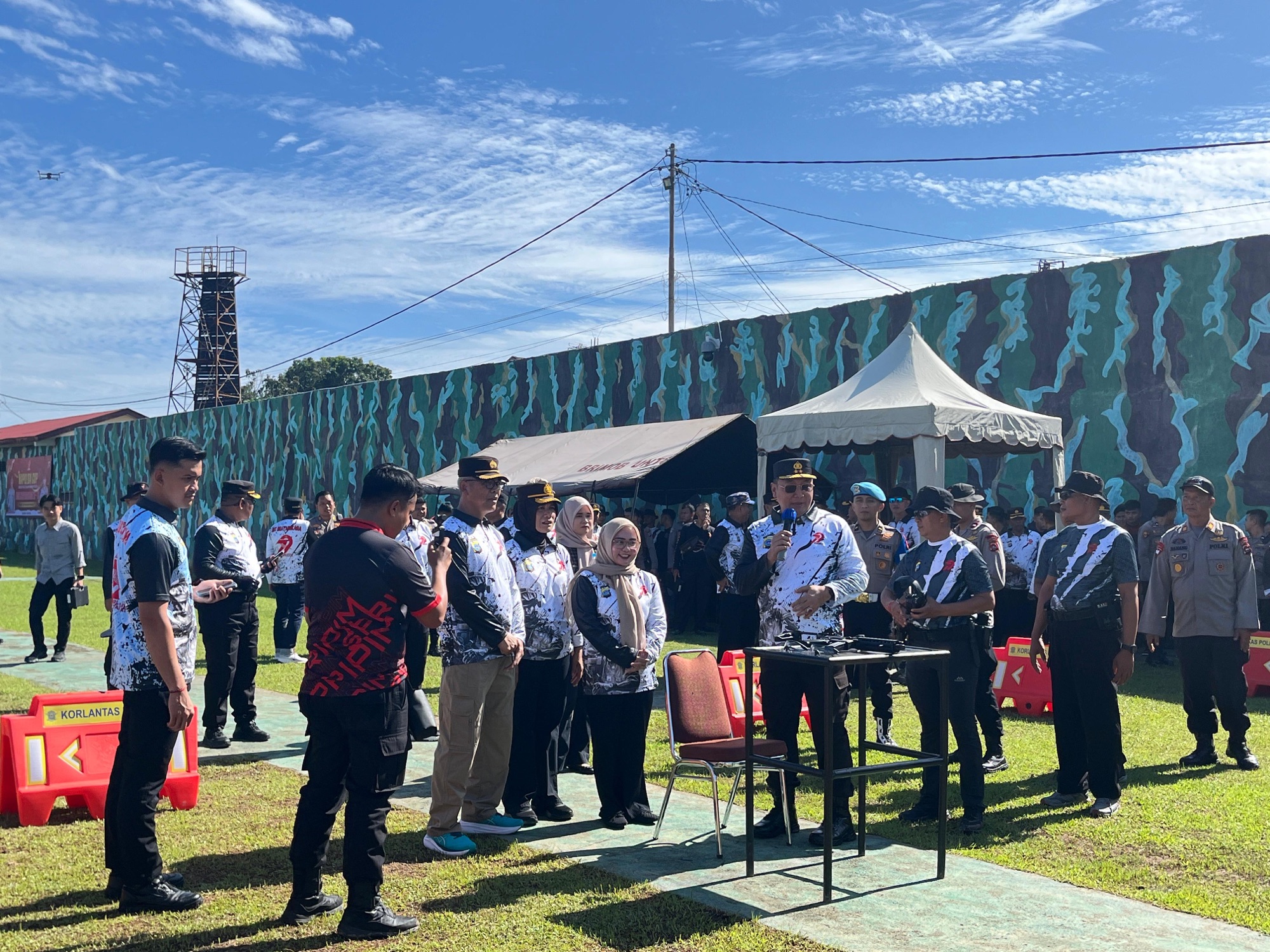 Semangat Bhayangkara Kapolres Dharmasraya Unjuk Ketangkasan di Kejuaraan Menembak Hari Bhayangkara ke-79
