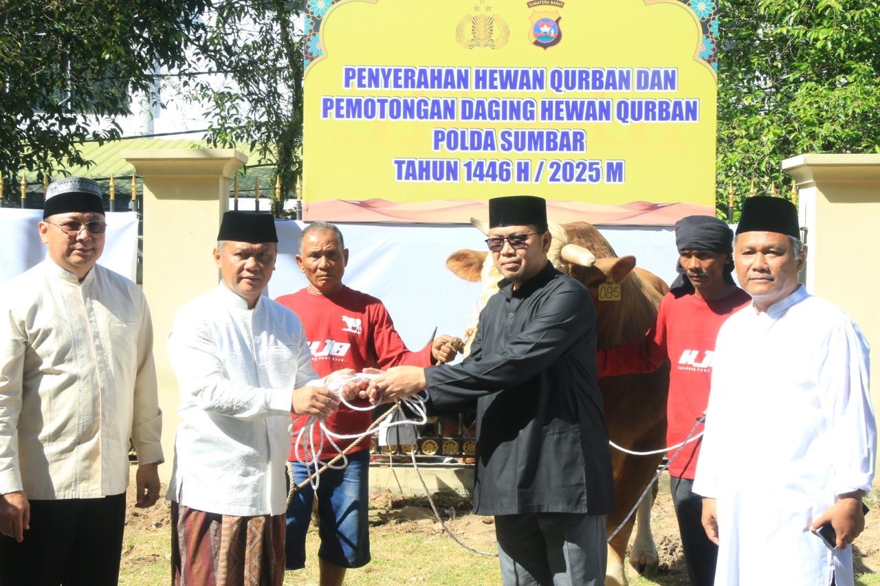 Kapolda Sumbar Laksanakan Penyerahan dan Pemotongan Hewan Qurban Polda Sumbar 1446 H