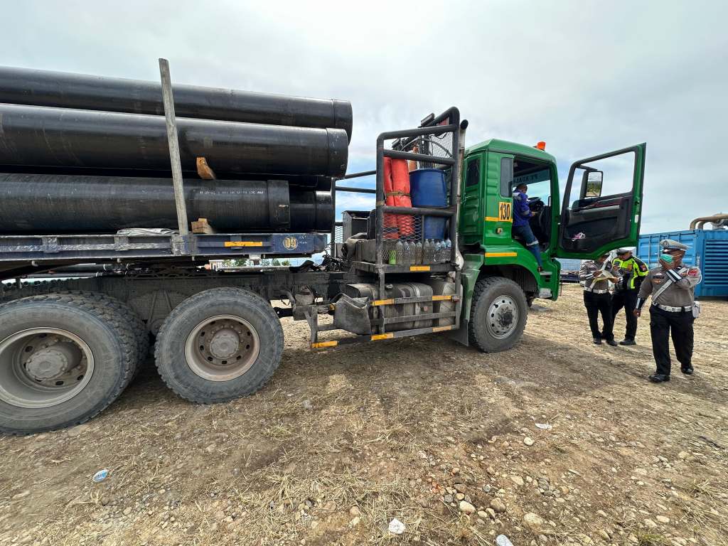 “Kecilkan Ego, Kurangi Muatan – Aksi Humanis Satuan Lalu Lintas Polres Solok Selatan Tekan&nbsp;ODOL”