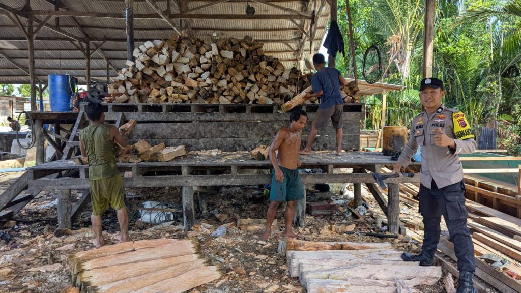 Bhabinkamtibmas Desa Pasakiat Taileleu Beri Himbauan dan Bantu Masyarakat dalam Pengolahan Tepung&nbsp;Sagu