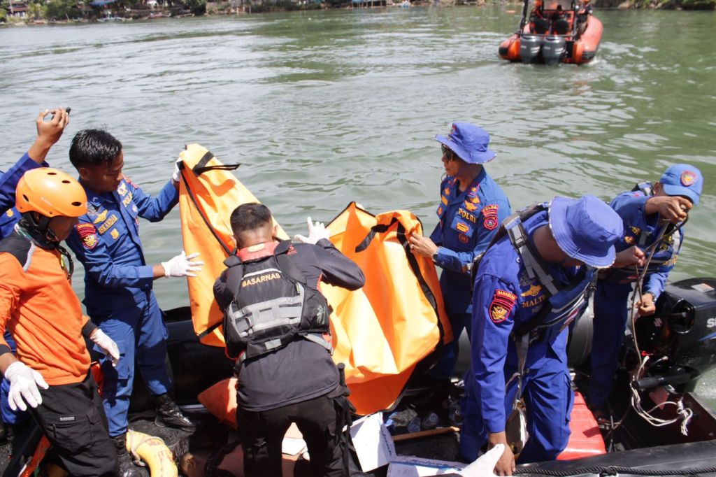 Tim SAR Gabungan Ditpolairud Polda Sumbar Temukan Korban Tenggelam di Pantai&nbsp;Padang