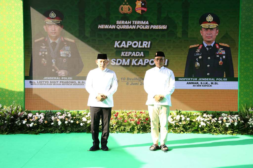 Kapolri Serahkan 9.648 Hewan Kurban Untuk&nbsp;Masyarakat