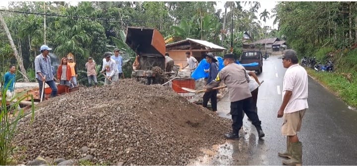 Bhabinkamtibmas Polsek Palembayan Turun Langsung Gotong Royong Bangun Rumah Warga