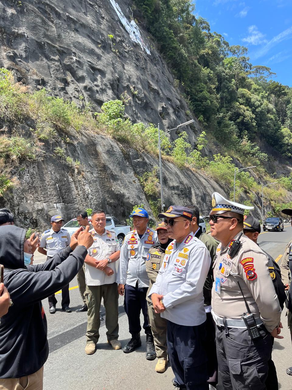 Tim Gabungan Polres 50 Kota, Tertibkan Aktivitas Pedagang Kaki Lima dan Parkir Liar di Flay Over di Kelok&nbsp;9