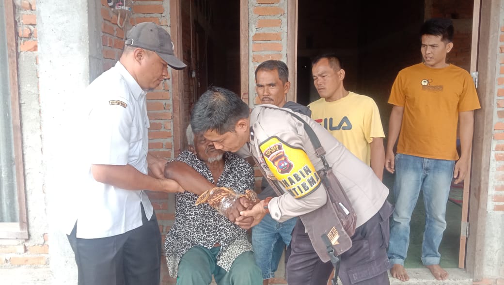 POLSEK GUGUK AMANKAN ODGJ YANG MERESAHKAN WARGA, BERKAT BEKERJASAMA DENGAN PUSKESMAS DAN MASYARAKAT