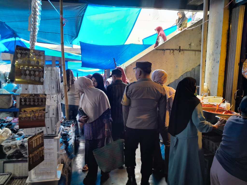Antisipasi Premanisme dan Kriminalitas, Personel Polsek Talawi Gencarkan Patroli Jalan Kaki di Pasar&nbsp;Tradisional