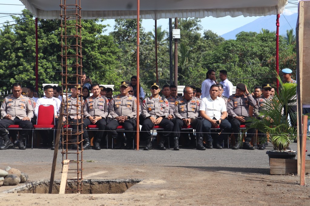 Canangkan Pembangunan Masjid Polres Tanah Datar, Kapolres Bersama PJU dan Personil Lakukan Peletetakan Batu&nbsp;Pertama