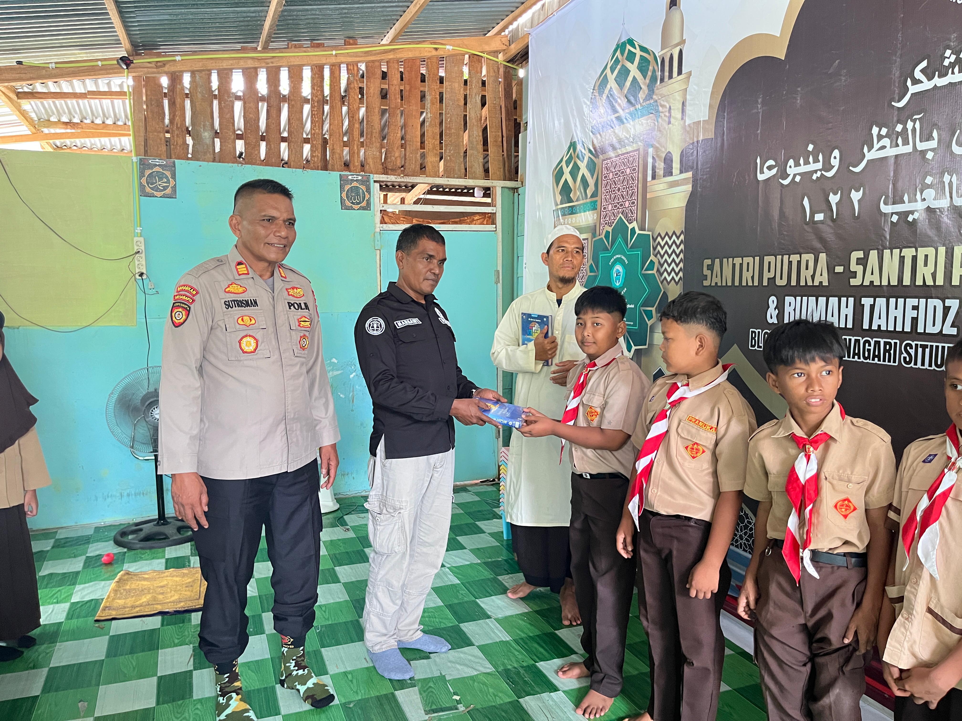Kapolres Dharmasraya Serahkan Bantuan Alquran ke Rumah Tahfiz Mubarakul Qur’an
