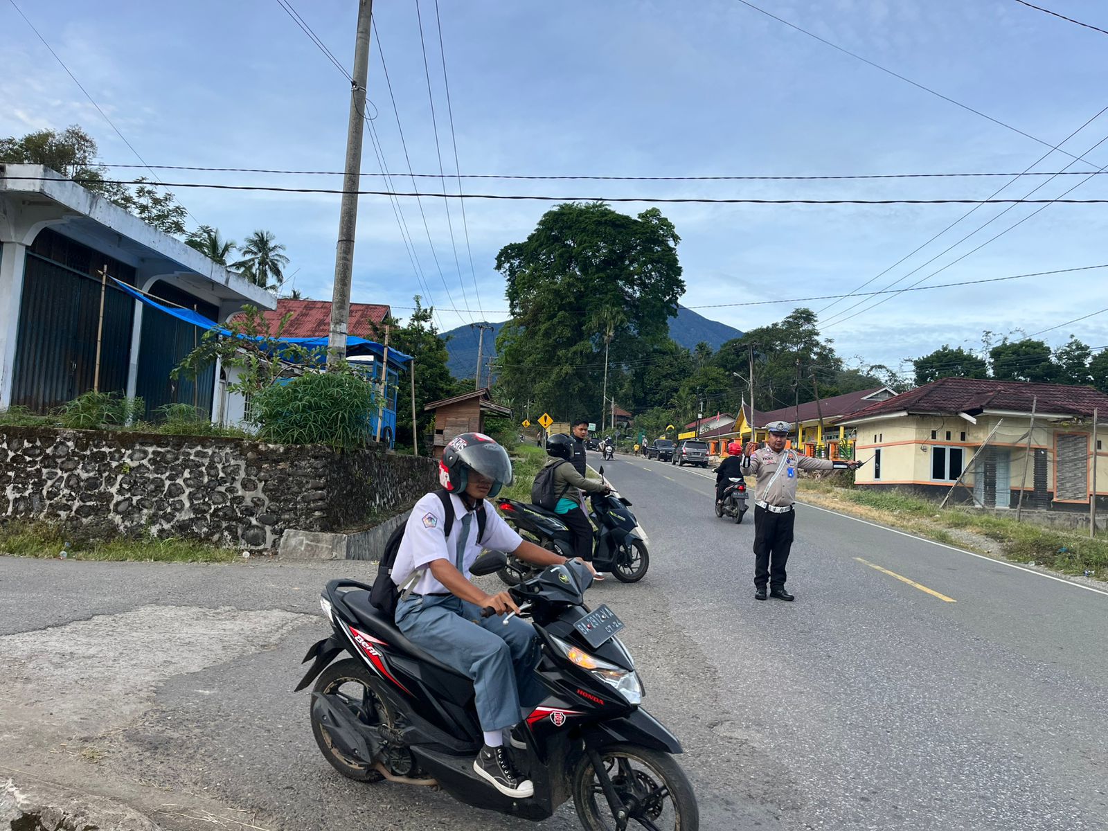 Bukan Cuma Lalu Lintas, Polisi Solok Selatan Juga Atur Rasa Aman di Pagi Hari
