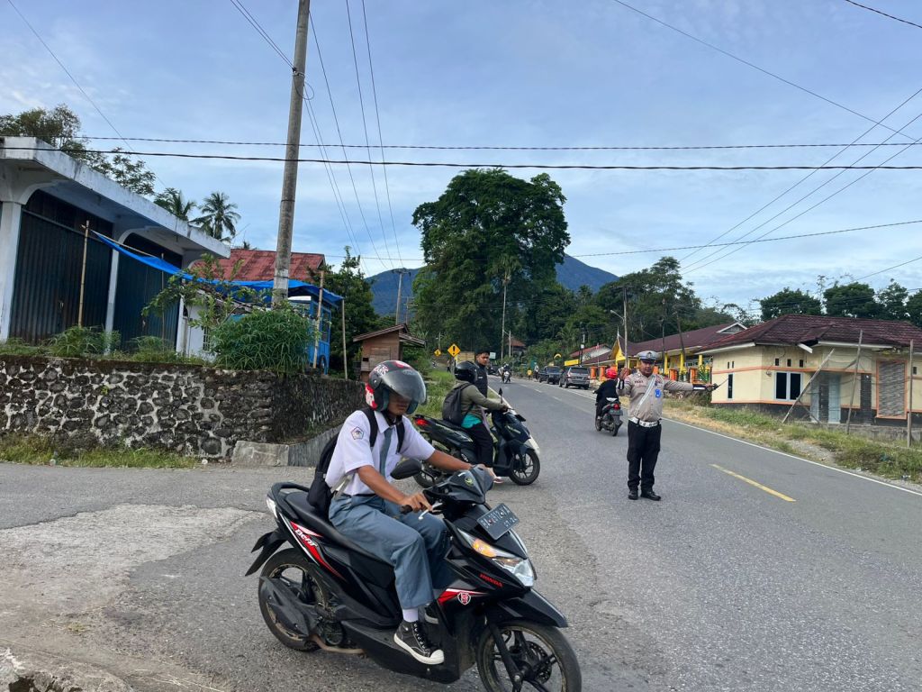 Bukan Cuma Lalu Lintas, Polisi Solok Selatan Juga Atur Rasa Aman di Pagi&nbsp;Hari