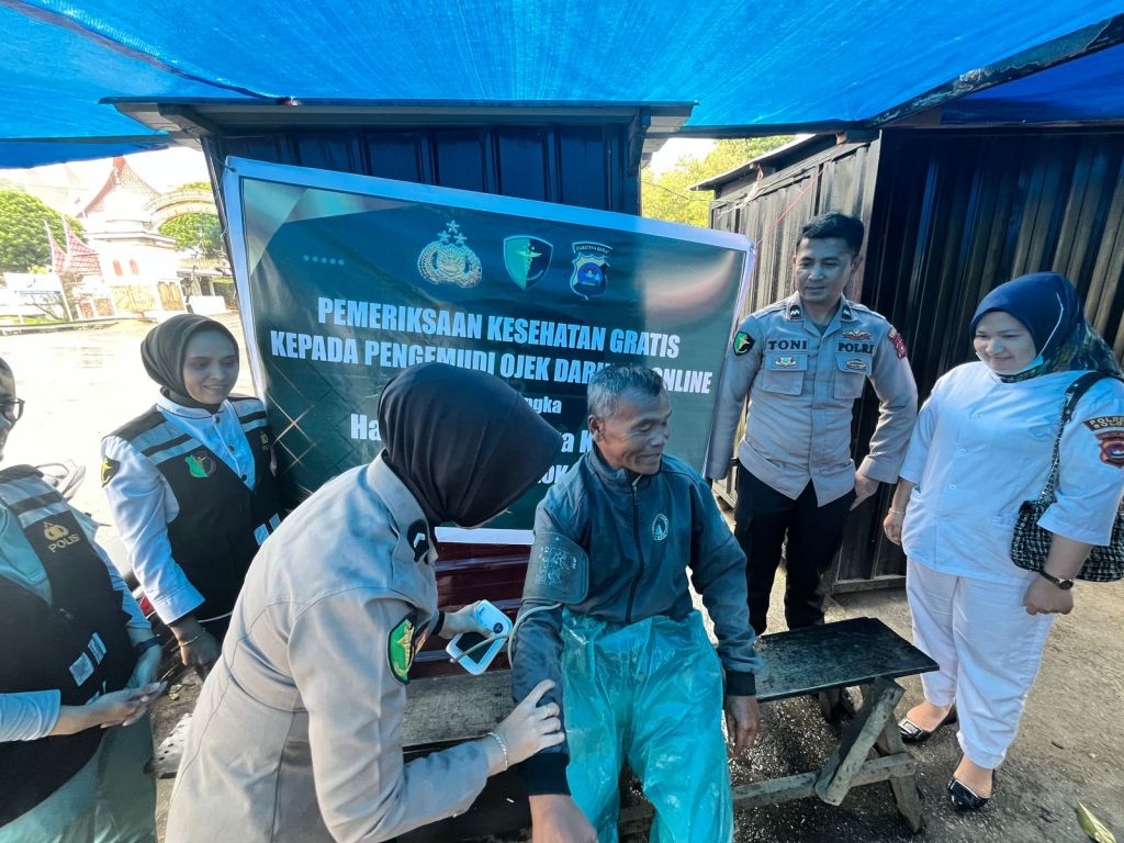 Polres Solok Berikan Layanan Kesehatan Gratis untuk Pengemudi Ojek di Kayu&nbsp;Aro