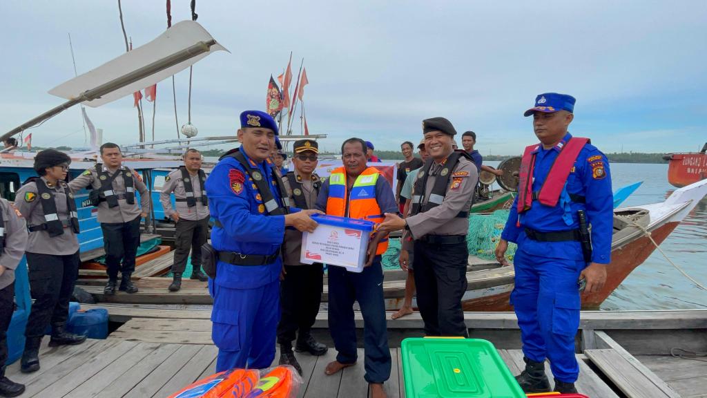 Dalam Rangka Hari Bhayangkara, Polres Dumai Layani Kesehatan Masyarakat di Atas&nbsp;Kapal