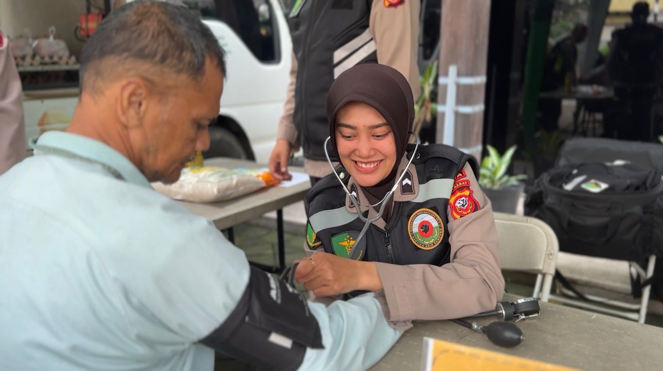 RS Bhayangkara TK II Sartika Asih Gelar Bhaktikes HUT Bhayangkara ke-79 di Kantor Gojek Bandung