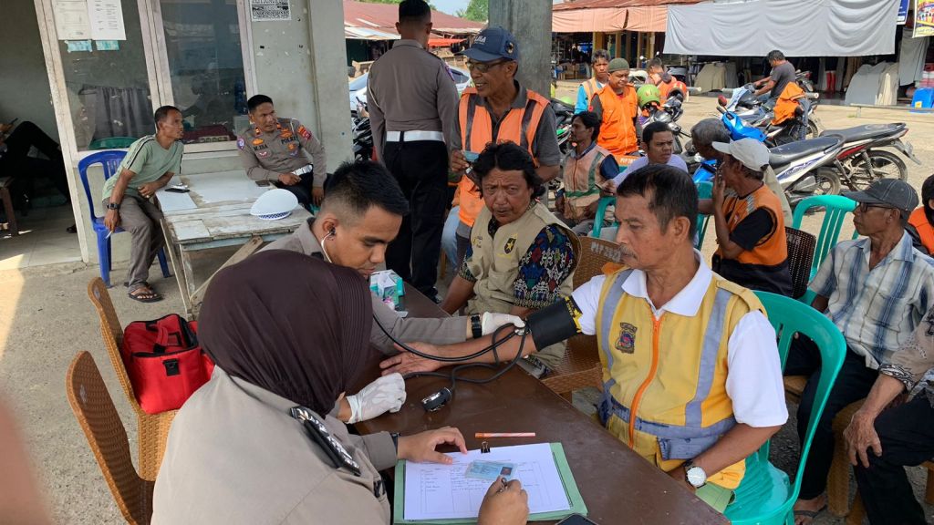 Sambut Hari Bhayangkara ke-79,&nbsp; Polres Dharmasraya Adakan Pemeriksaan Kesehatan dan Sosialisasi Lalu Lintas untuk Pengemudi&nbsp;Ojek
