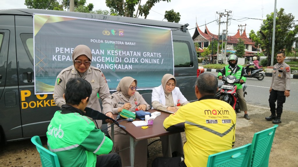 Sambut HUT Bhayangkara ke-79 di Polda Sumbar dan Jajaran, lakukan Pemeriksaan Kesehatan Gratis bagi Pengemudi Ojek OnlinePemeriksaan Kesehatan Gratis bagi Pengemudi Ojek&nbsp;Online