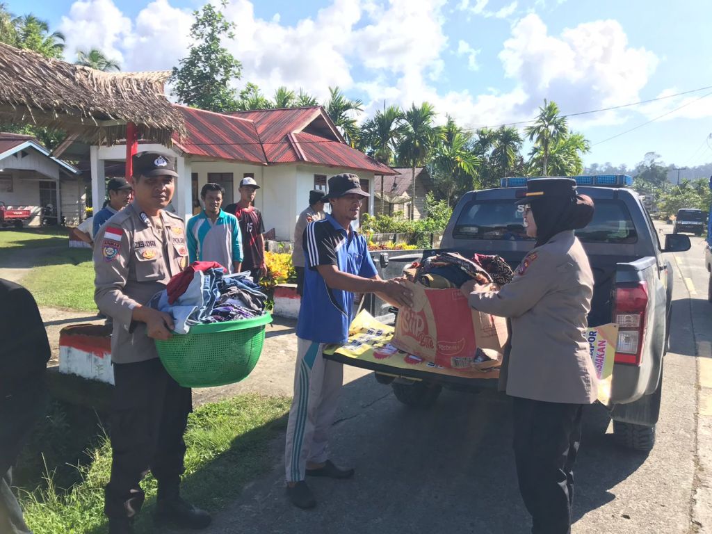 Kapolsek Sipora Berikan Bantuan Pakaian Layak Pakai kepada Warga yang Terkena Bencana&nbsp;Banjir