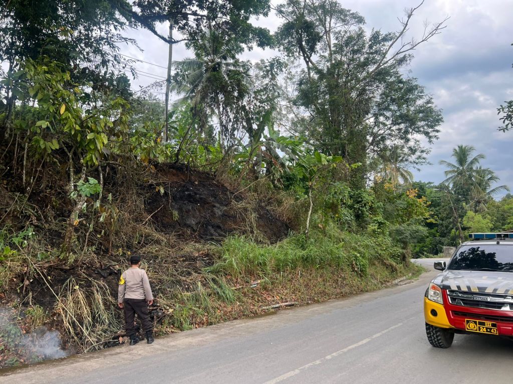 Sigap, Personel Polsek Barangin dan Damkar Sawahlunto Berhasil Jinakkan Api di Lahan Terbakar Lubang&nbsp;Panjang