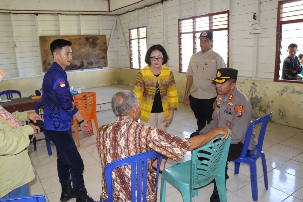 Polres Kepulauan Mentawai Berikan Pelayanan Kesehatan Gratis kepada Korban Banjir serta Trauma&nbsp;Healing