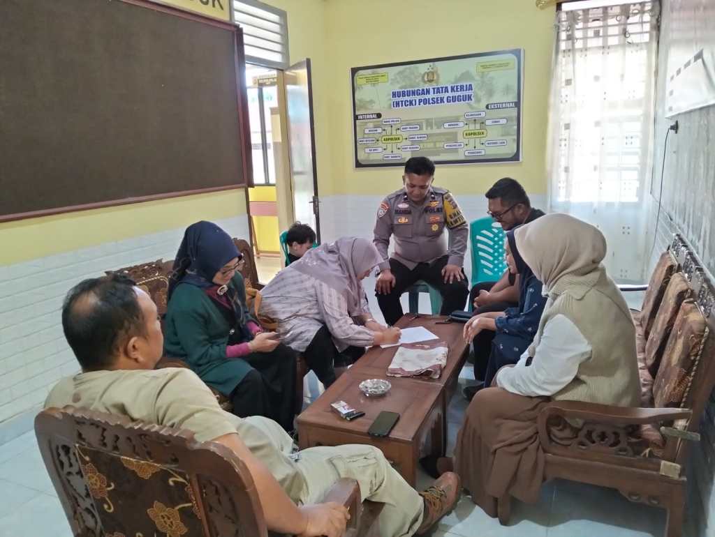 BHABINKAMTIBMAS POLSEK GUGUK FASILITASI PROBLEM SOLVING SENGKETA POHON TUMBANG SECARA&nbsp;KEKELUARGAAN