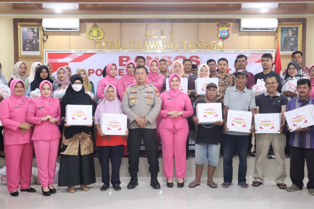 Kapolres Pasaman Barat Bagikan Ratusan Paket Bansos Dalam Rangka Hari Bhayangkara Ke-79 Tahun&nbsp;2025