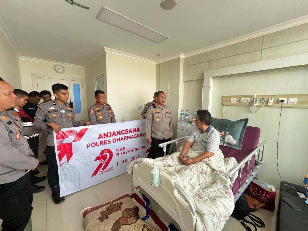 Anjangsana Hari Bhayangkara, Kapolres Dharmasraya Jenguk Aiptu Aidil dan Aipda Rahmat Hidayat di Rumah&nbsp;Sakit