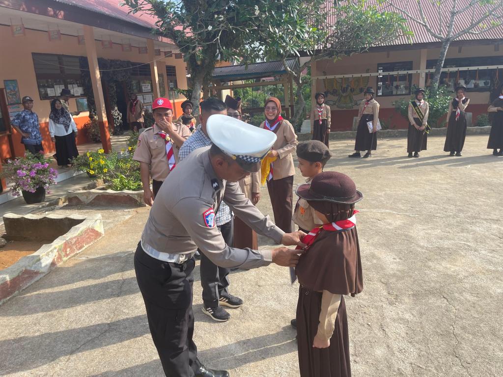 Sebagai Pembina Upacara Pramuka Penggalang, Aipda Irwandi Kenalkan Tertib Berlalu Lintas Sejak Usia&nbsp;Dini.