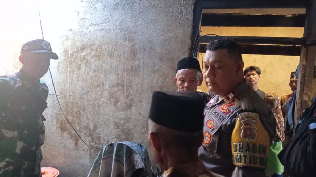 Judul: “Solidaritas TNI-Polri, Bantu Warga Terdampak Kebakaran di Sungai&nbsp;Pagu”