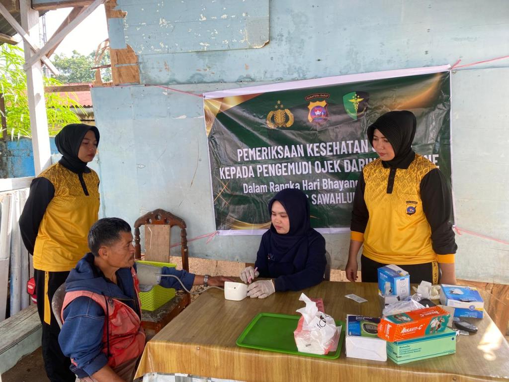 Peduli Kesehatan Mitra Jalan, Polres Sawahlunto Gelar Pemeriksaan Gratis bagi Pengemudi Ojek Online dalam Rangka HUT Bhayangkara&nbsp;ke-79
