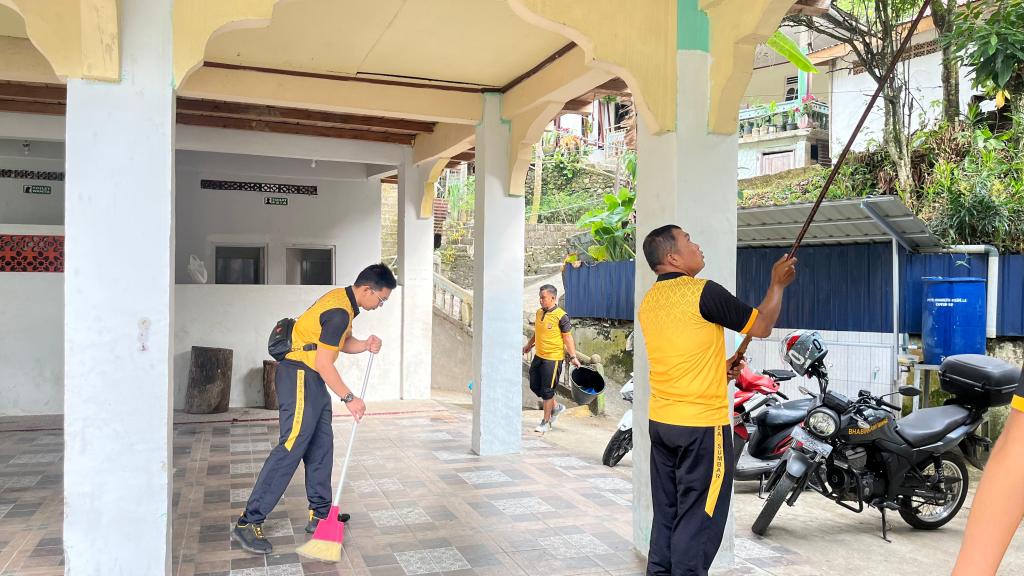 Polsek Sawahlunto Gelar Bakti Sosial di Masjid Al Hidayah, Wujud Kepedulian Jelang Hari Bhayangkara&nbsp;ke-79