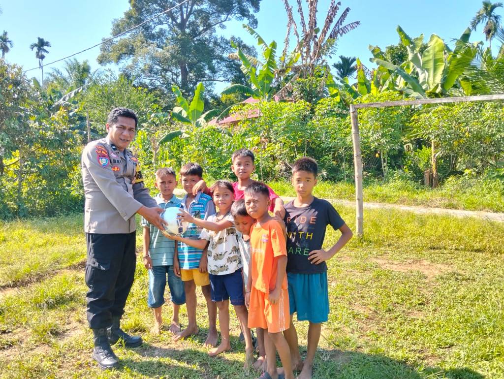 Bhabinkamtibmas Aipda Abrianto Silaturahmi dengan Warga Padang Lariang Barat dan Serahkan Bola untuk Dukung Turnamen Liga Anak&nbsp;Bangsa