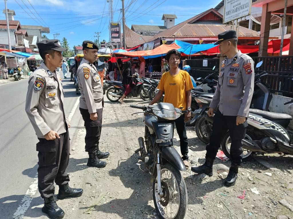 Cegah Aksi Premanisme, Personel Polsek Lembah Melintang Intensifkan Patroli Di Pasar Tradisional Ujung&nbsp;Gading